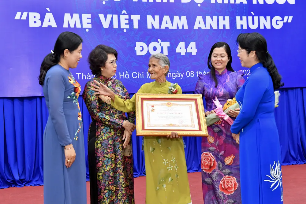 Các đồng chí lãnh đạo chúc mừng thân nhân mẹ VNAH. Ảnh: VIỆT DŨNG Các đồng chí lãnh đạo chúc mừng thân nhân mẹ VNAH. Ảnh: VIỆT DŨNG