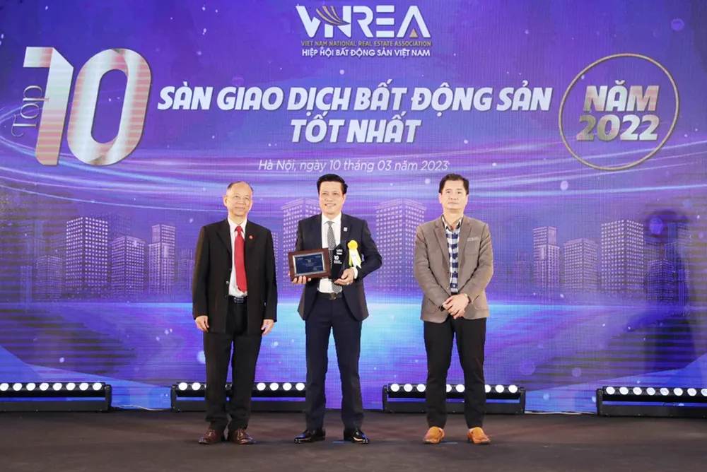 Ông Tô Duy Chinh, Giám đốc Khối Bán hàng Kim Oanh Group - nhận giải “Top 10 sàn giao dịch bất động sản tốt nhất năm 2022” dành cho Kim Oanh Realty, thành viên Kim Oanh Group