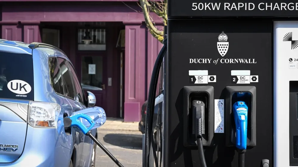 Anh đặt mục tiêu sớm phổ cập xe điện với 300.000 trạm sạc được lắp đặt vào năm 2030 (Ảnh: Getty Image) Anh đặt mục tiêu sớm phổ cập xe điện với 300.000 trạm sạc được lắp đặt vào năm 2030 (Ảnh: Getty Image)