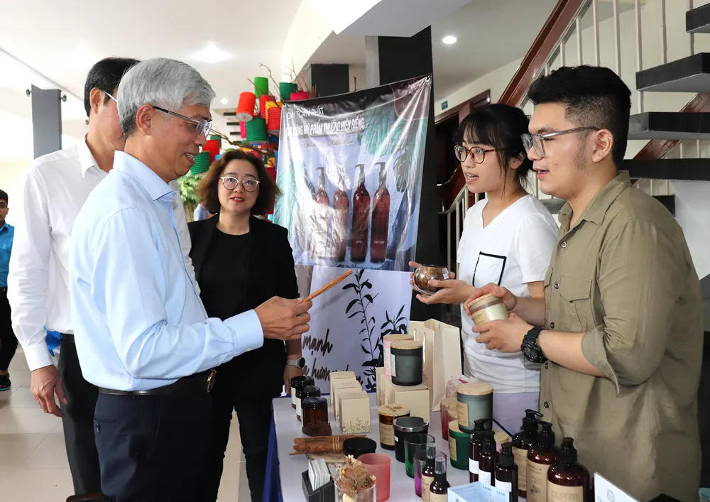 Phó Chủ tịch UBND TPHCM Võ Văn Hoan tham quan gian hàng khởi nghiệp sáng tạo của người trẻ