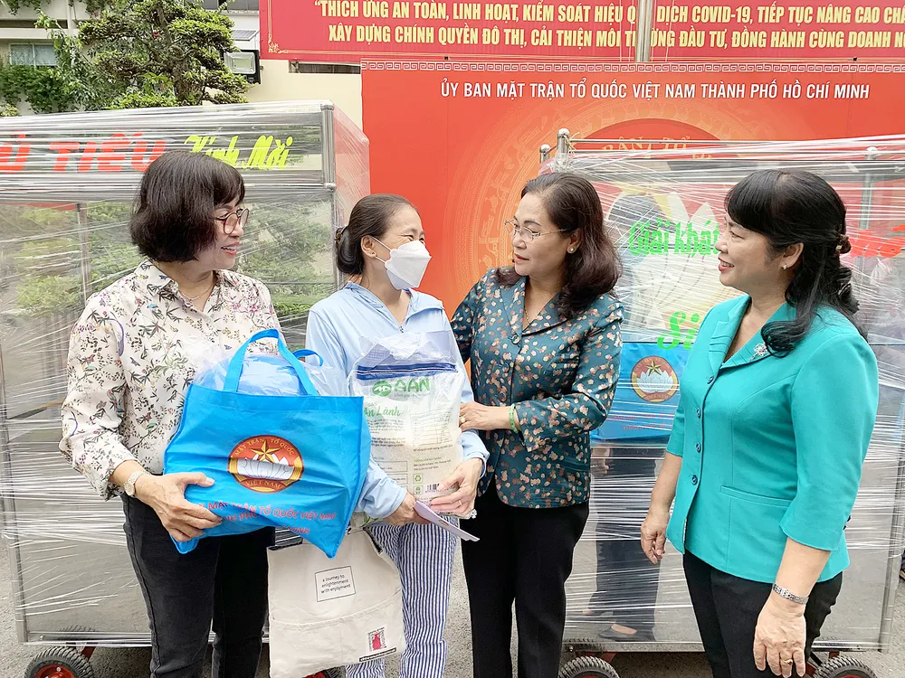 Đồng chí Nguyễn Thị Lệ, Phó Bí thư Thành ủy, Chủ tịch HĐND TPHCM, trao phương tiện sinh kế và quà đến người dân khó khăn. Ảnh: Thái Phương Đồng chí Nguyễn Thị Lệ, Phó Bí thư Thành ủy, Chủ tịch HĐND TPHCM, trao phương tiện sinh kế và quà đến người dân khó khăn. Ảnh: Thái Phương