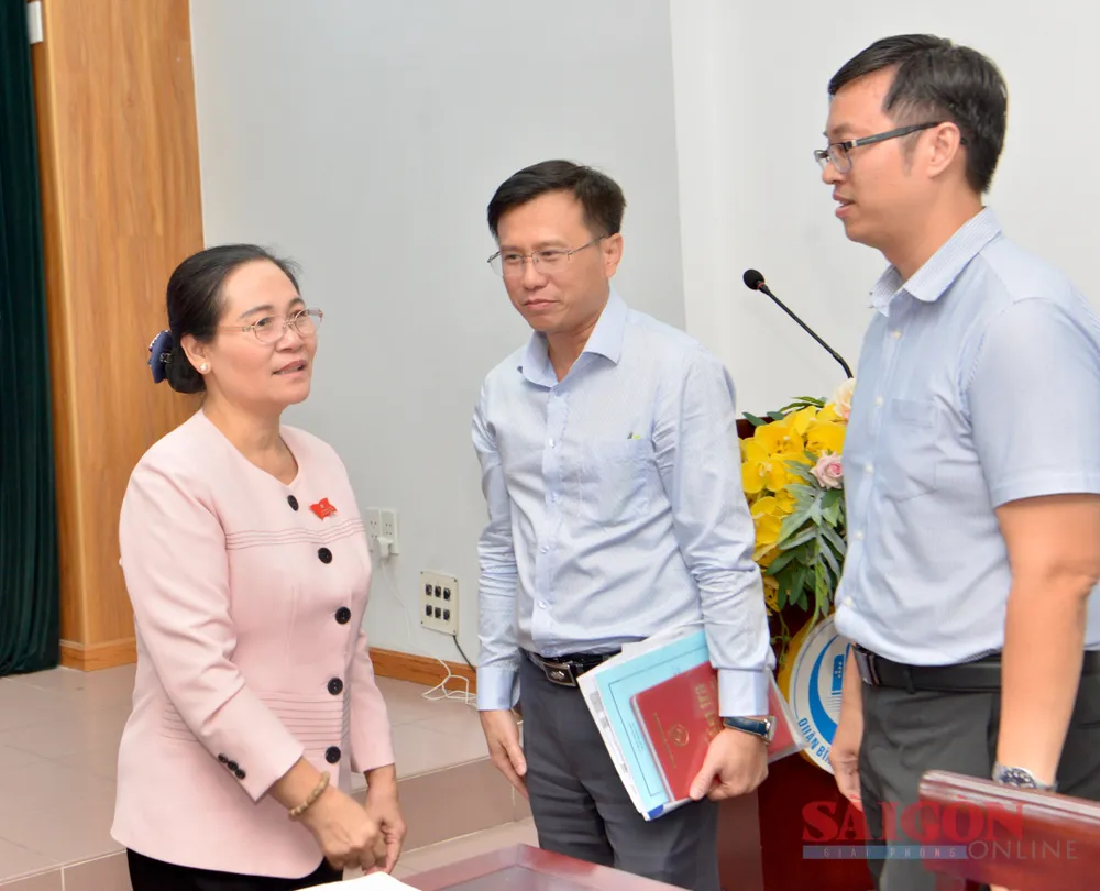 Chủ tịch HĐND TPHCM Nguyễn Thị Lệ trao đổi cùng các đại biểu tại buổi làm việc. Ảnh: CAO THĂNG
