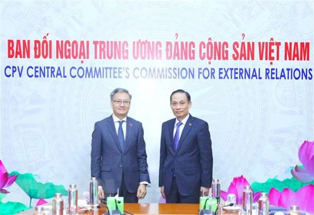 Ông Lê Hoài Trung, Ủy viên Trung ương Đảng, Trưởng Ban Đối ngoại Trung ương và ông Thongsavanh Phomvihane, Ủy viên Trung ương Đảng, Trưởng Ban Đối ngoại Trung ương Đảng Nhân dân Cách mạng Lào. Ảnh: TXXVN