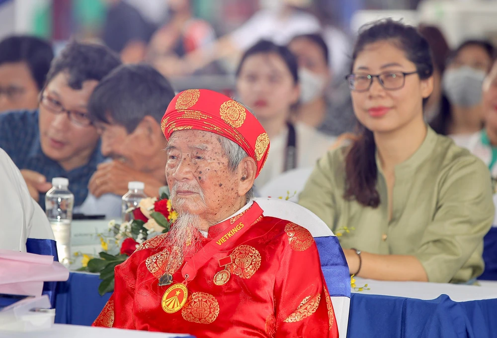 Nhà nghiên cứu văn hóa Nguyễn Đình Tư (103 tuổi), đại sứ Ngày Sách và Văn hóa đọc Việt Nam lần thứ 2 tại TPHCM. Ảnh: DŨNG PHƯƠNG