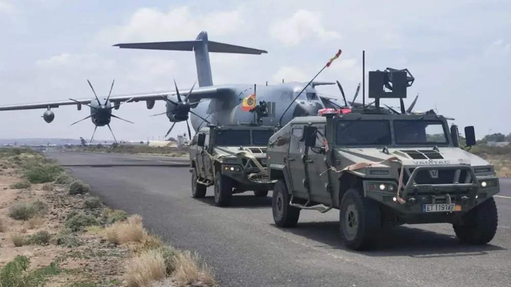 Máy bay quân sự và các phương tiện quân sự của Tây Ban Nha được nhìn thấy khởi hành trên đường băng khi các nhân viên ngoại giao và công dân Tây Ban Nha được sơ tán, tại Khartoum, Sudan, ngày 23-4. REUTERS