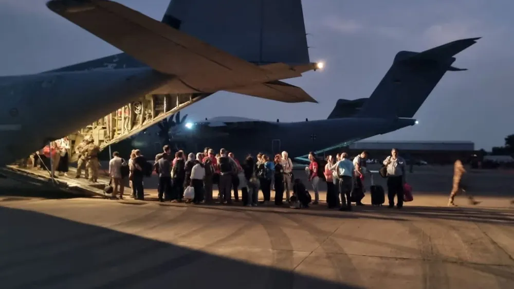 Công dân Ý lên máy bay C130 của Không quân Ý trong quá trình sơ tán khỏi Khartoum, Sudan, ngày 24-4. Ảnh: REUTERS