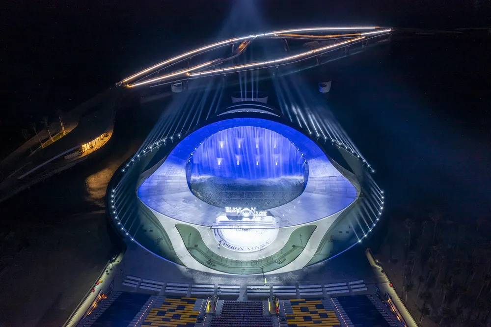 Sân khấu Kiss The Stars trở thành sàn catwalk huyền ảo và ngoạn mục Sân khấu Kiss The Stars trở thành sàn catwalk huyền ảo và ngoạn mục