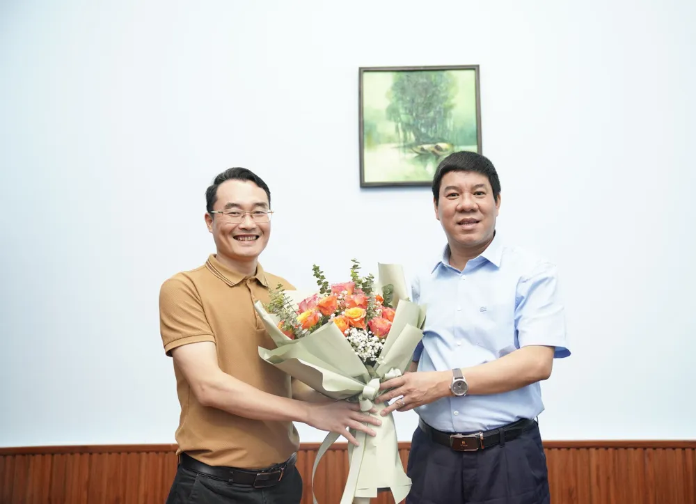 Đại diện VPĐD Báo SGGP tại Hà Nội tặng hoa PGS-TS Huỳnh Văn Chương (phải). Ảnh: ĐỖ TRUNG Đại diện VPĐD Báo SGGP tại Hà Nội tặng hoa PGS-TS Huỳnh Văn Chương (phải). Ảnh: ĐỖ TRUNG