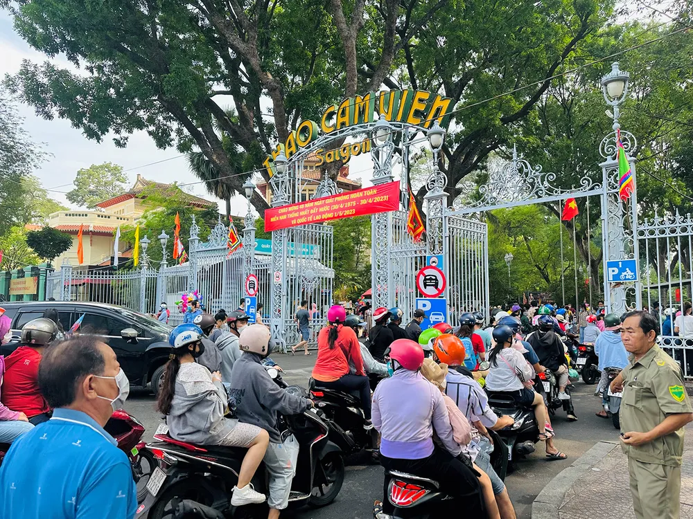 Rất đông du khách đến tham quan Thảo cầm viên Sài Gòn trong ngày 30-4. Ảnh: TIỂU TÂN Rất đông du khách đến tham quan Thảo cầm viên Sài Gòn trong ngày 30-4. Ảnh: TIỂU TÂN