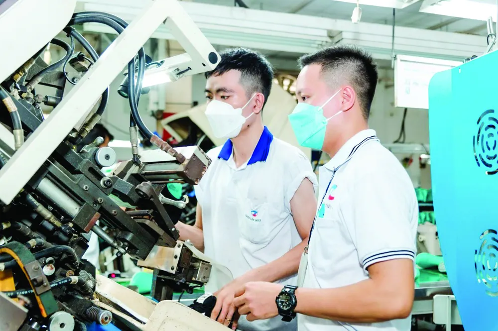 Công dân trẻ tiêu biểu TPHCM năm 2022 Nguyễn Ngọc Luôn (bên phải) có nhiều sáng kiến làm lợi hàng tỷ đồng cho đơn vị làm việc