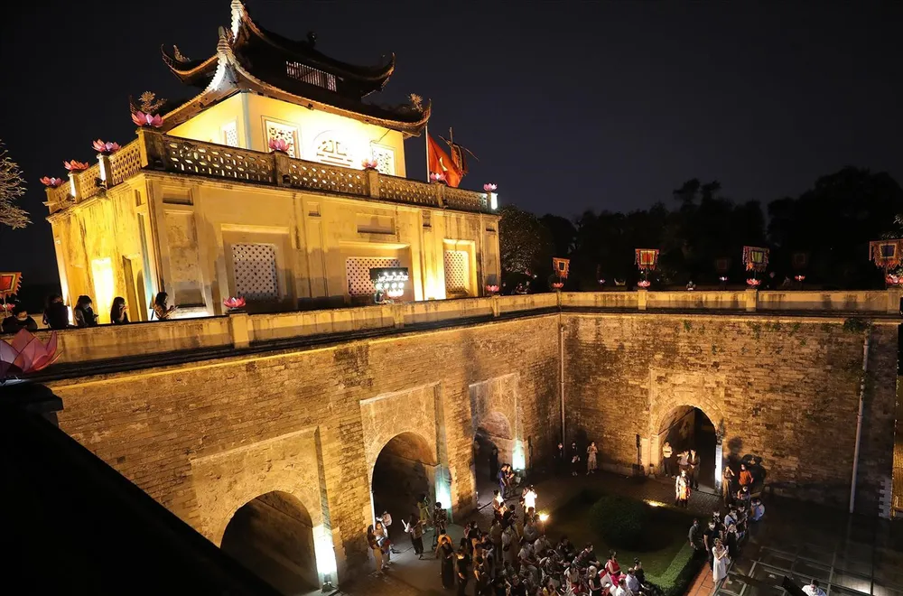 Tour đêm “Giải mã Hoàng thành Thăng Long” đem tới cho du khách nhiều cảm nhận đặc biệt về văn hóa, lịch sử