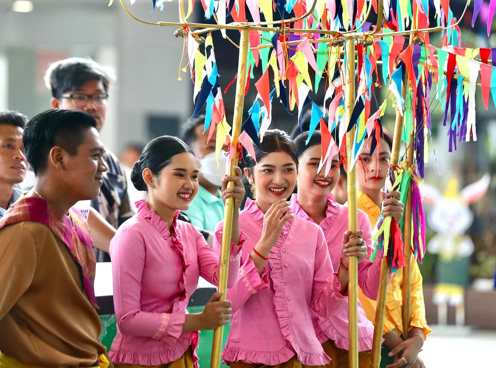 Nụ cười của đoàn văn công biểu diễn các tiết mục truyền thống Khmer ở sân bay Phnom Penh. Ảnh: DŨNG PHƯƠNG Nụ cười của đoàn văn công biểu diễn các tiết mục truyền thống Khmer ở sân bay Phnom Penh. Ảnh: DŨNG PHƯƠNG