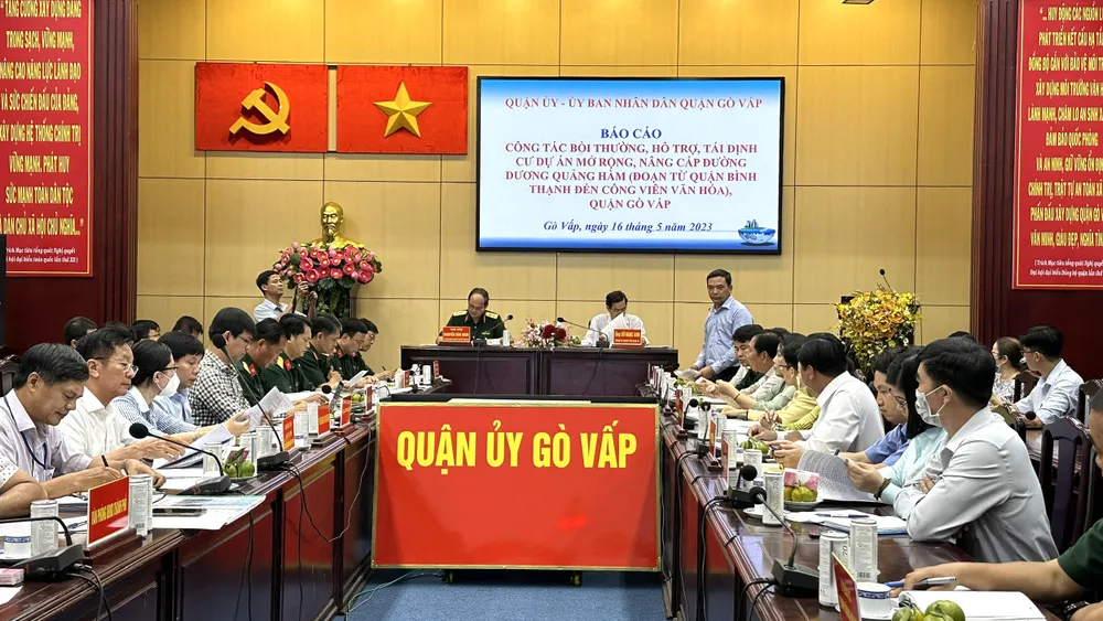 Phó Chủ tịch UBND quận Gò Vấp Đỗ Anh Khang báo cáo về tiến độ dự án. Ảnh: CHÍ THẠCH