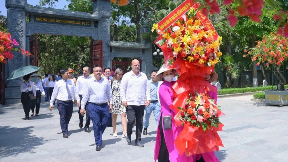 Đoàn đại biểu Ủy ban Bảo vệ Cách mạng Cuba tưởng niệm Chủ tịch Hồ Chí Minh