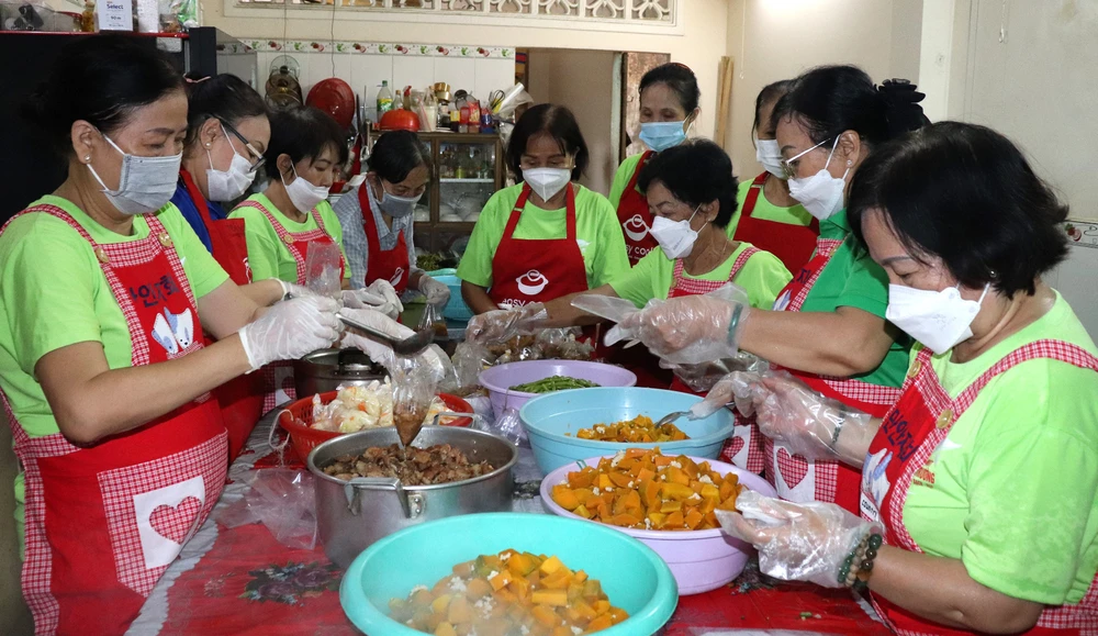 Bà Nguyễn Thị Ngọc Cẩm (bìa phải) cùng phụ nữ khu phố 6, phường Phạm Ngũ Lão (quận 1, TPHCM) nấu bữa ăn 0 đồng tặng người khó khăn. Ảnh: THÁI PHƯƠNG