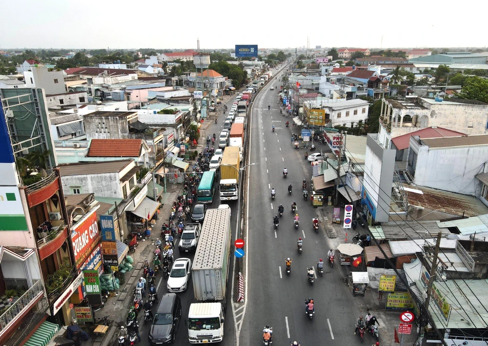 Phương tiện nối đuôi nhau đi chuyển rất chậm qua đoạn QL1A từ cầu Bình Điền đến vòng xoay Nguyễn Văn Linh, huyện Bình Chánh, TPHCM 