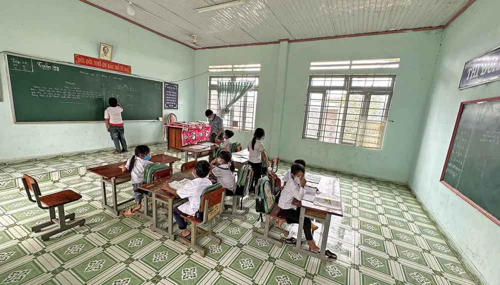 Do điều kiện ít học sinh nên tại điểm trường thôn 4, Trường Tiểu học xã Phước Cát 2 bố trí các lớp chung một phòng học. Ảnh: ĐOÀN KIÊN Do điều kiện ít học sinh nên tại điểm trường thôn 4, Trường Tiểu học xã Phước Cát 2 bố trí các lớp chung một phòng học. Ảnh: ĐOÀN KIÊN