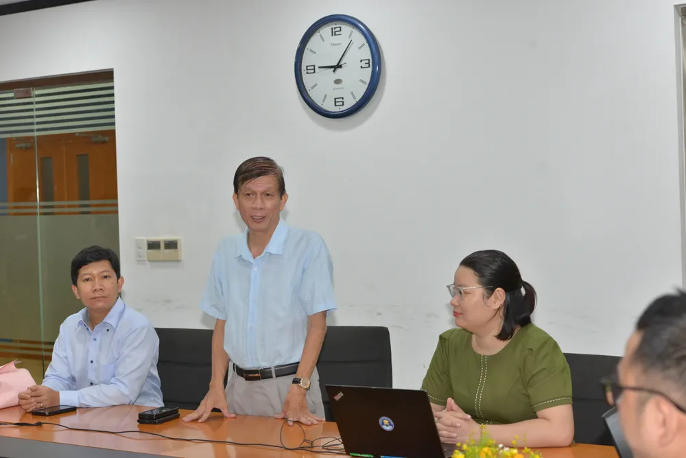 Phó Tổng Biên tập báo SGGP Nguyễn Khắc Văn trao đổi với các khách mời tham gia buổi giao lưu. Ảnh: CAO THĂNG Phó Tổng Biên tập báo SGGP Nguyễn Khắc Văn trao đổi với các khách mời tham gia buổi giao lưu. Ảnh: CAO THĂNG