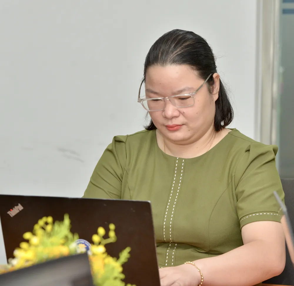 Th.S Nguyễn A Say, Phó trưởng Khoa Xã hội và truyền thông (Trường ĐH Văn Hiến) đang giải đáp thắc mắc của độc giả. Ảnh: CAO THĂNG Th.S Nguyễn A Say, Phó trưởng Khoa Xã hội và truyền thông (Trường ĐH Văn Hiến) đang giải đáp thắc mắc của độc giả. Ảnh: CAO THĂNG