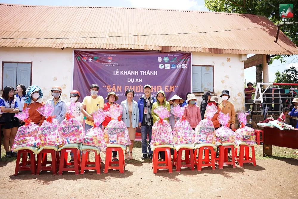Trao quà cho gia đình chính sách, đồng bào nghèo ở xã Ea Hồ, huyện Krông Năng, tỉnh Đắk Lắk Trao quà cho gia đình chính sách, đồng bào nghèo ở xã Ea Hồ, huyện Krông Năng, tỉnh Đắk Lắk