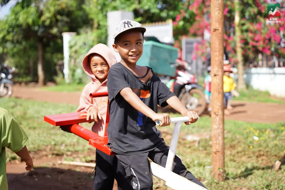Niềm vui của trẻ em ở xã Ea Hồ, huyện Krông Năng, tỉnh Đắk Lắk khi có sân chơi mới Niềm vui của trẻ em ở xã Ea Hồ, huyện Krông Năng, tỉnh Đắk Lắk khi có sân chơi mới