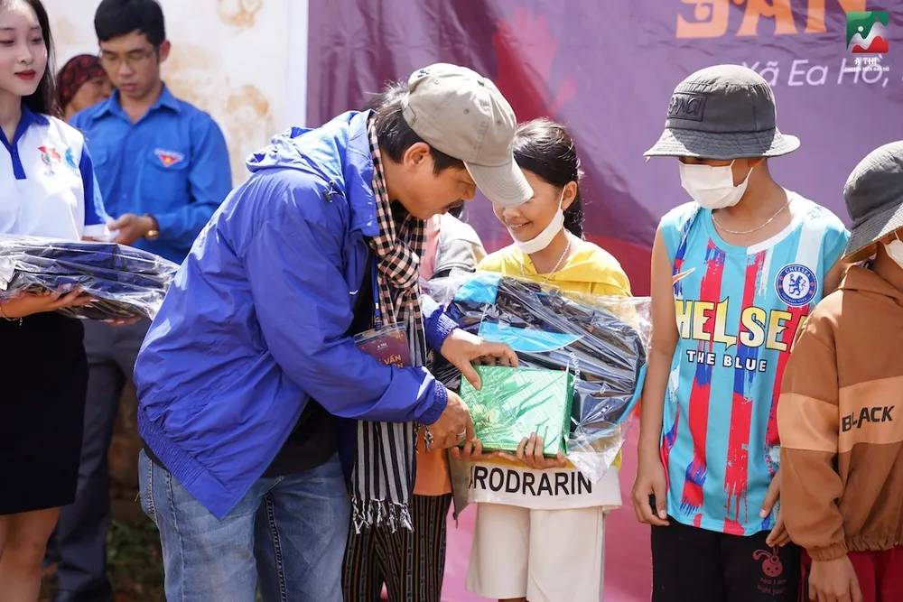 Trao quà cho trẻ em nghèo Trao quà cho trẻ em nghèo