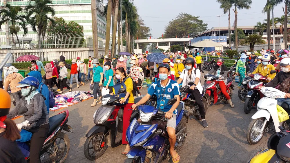 Công nhân Công ty Pouyuen Việt Nam trong giờ tan ca Công nhân Công ty Pouyuen Việt Nam trong giờ tan ca