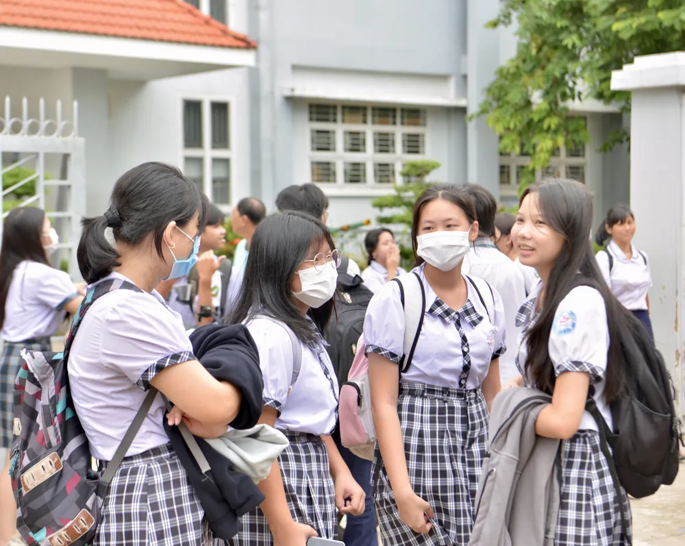 Thí sinh vui vẻ sau giờ thi môn Ngữ văn. Ảnh: CAO THĂNG