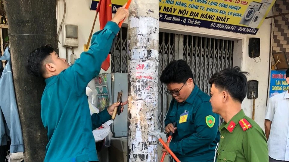 Công an phường Tam Bình ra quân triệt quảng cáo, tờ rơi bẩn