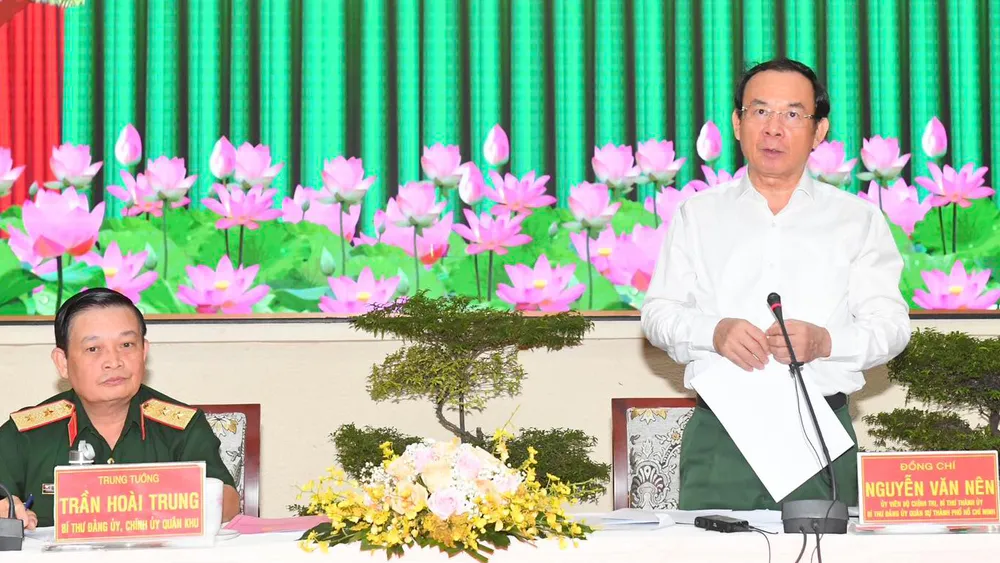Bí thư Thành ủy TPHCM, Bí thư Đảng ủy Quân sự TPHCM Nguyễn Văn Nên phát biểu mở đầu hội nghị. Ảnh: VIỆT DŨNG Bí thư Thành ủy TPHCM, Bí thư Đảng ủy Quân sự TPHCM Nguyễn Văn Nên phát biểu mở đầu hội nghị. Ảnh: VIỆT DŨNG
