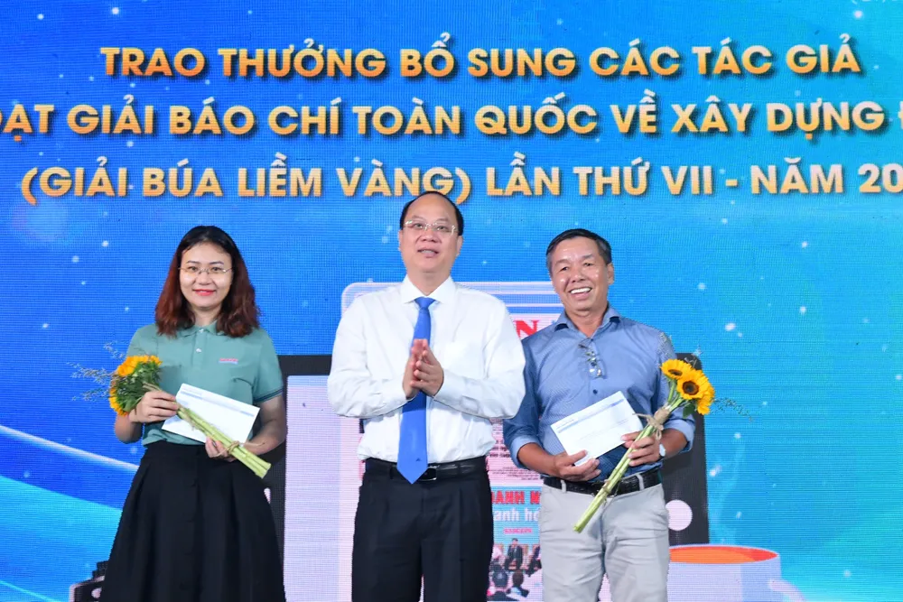 Phó Bí thư Thành ủy TPHCM Nguyễn Hồ Hải trao giải cho các phóng viên Báo SGGP đoạt giải báo chí. Ảnh: VIỆT DŨNG Phó Bí thư Thành ủy TPHCM Nguyễn Hồ Hải trao giải cho các phóng viên Báo SGGP đoạt giải báo chí. Ảnh: VIỆT DŨNG