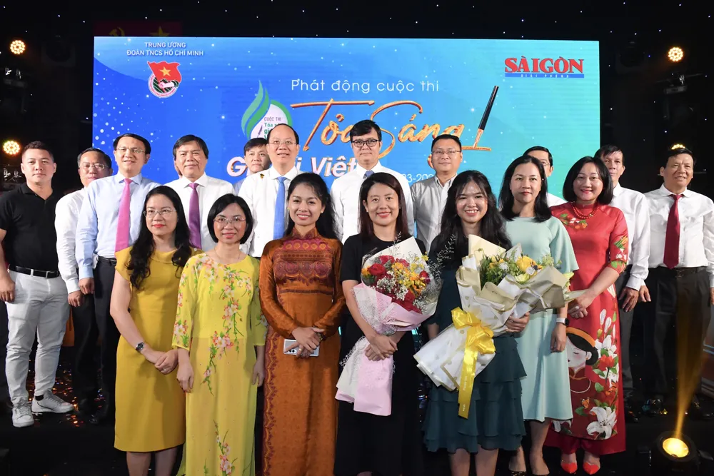 Các tác giả đoạt giải chụp hình kỷ niệm cùng Ban Tổ chức. Ảnh: VIỆT DŨNG Các tác giả đoạt giải chụp hình kỷ niệm cùng Ban Tổ chức. Ảnh: VIỆT DŨNG