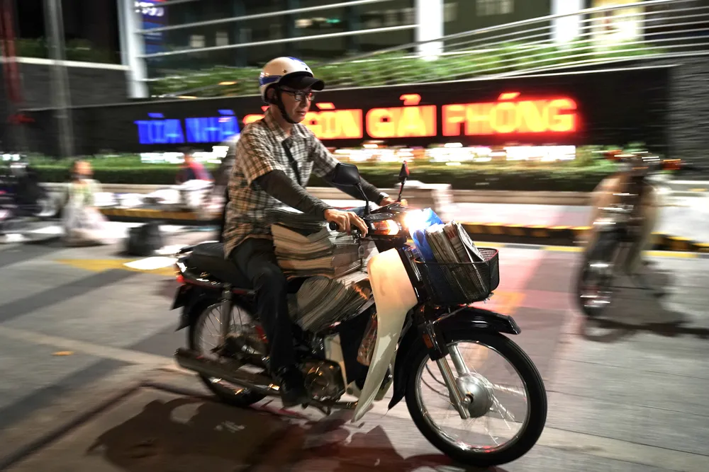Những người soạn báo và giao báo mỗi sáng tại Báo SGGP. Ảnh: HOÀNG HÙNG