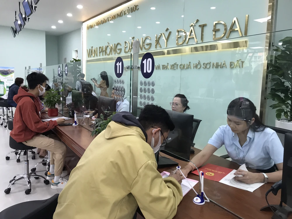 Người dân làm thủ tục tại Văn phòng đăng ký đất đai TP Thủ Đức, TPHCM