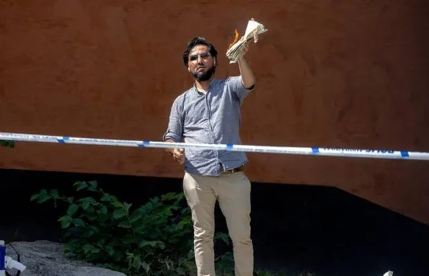 Salwan Momika đốt Kinh Koran ở bên ngoài một nhà thờ Hồi giáo tại thủ đô Stockholm. Nguồn: Sweden Post