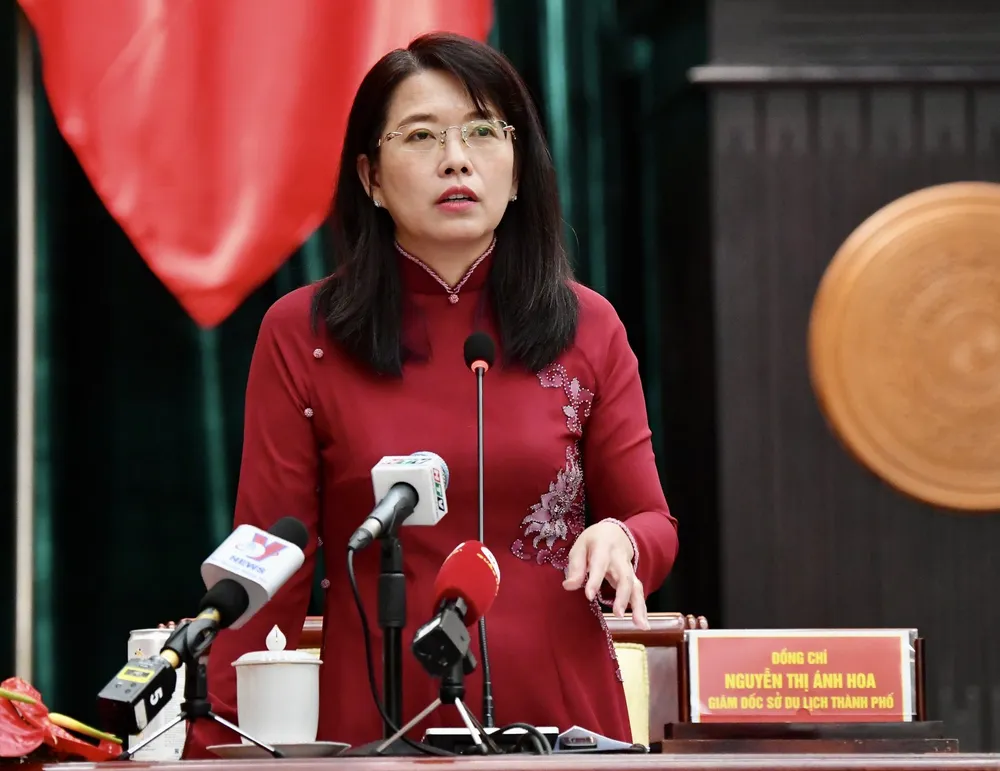 Giám đốc Sở Du lịch TPHCM Nguyễn Thị Ánh Hoa trả lời chất vấn. Ảnh: VIỆT DŨNG