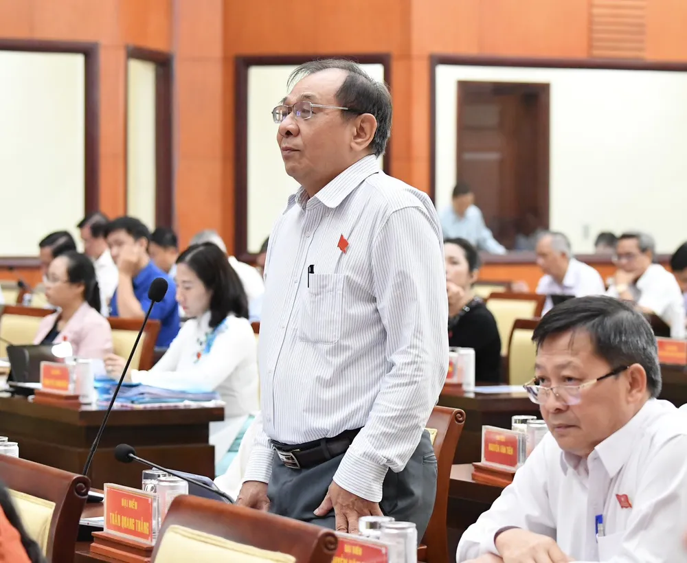 ĐB Trần Quang Thắng (quận 11) đặt câu hỏi tại kỳ họp. Ảnh: VIỆT DŨNG