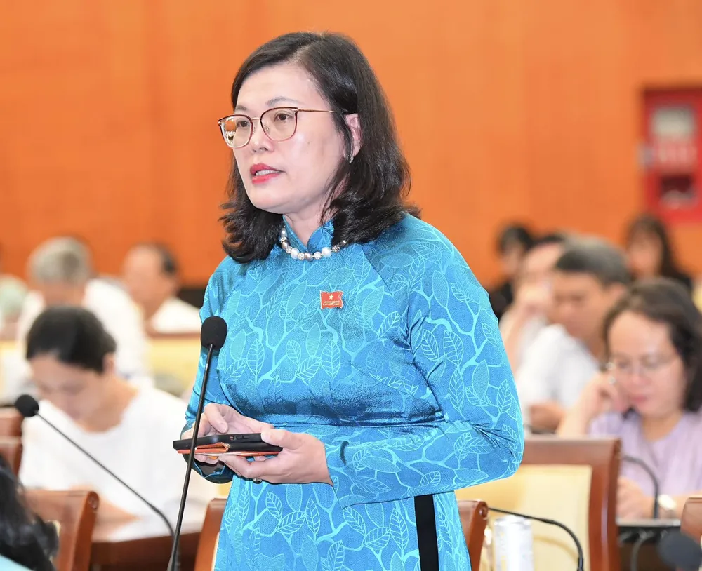 ĐB Hoàng Thị Diễm Tuyết (quận 5) đặt câu hỏi tại kỳ họp. Ảnh: VIỆT DŨNG