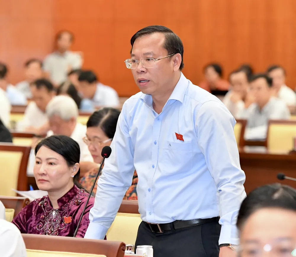 ĐB Huỳnh Khắc Điệp (huyện Cần Giờ) đặt câu hỏi tại kỳ họp. Ảnh: VIỆT DŨNG