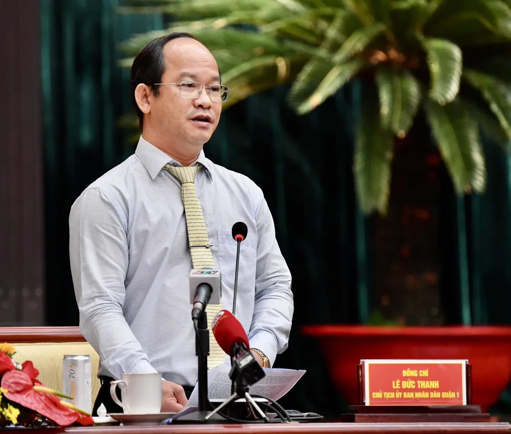 Chủ tịch UBND quận 1 Lê Đức Thanh trả lời chất vấn các đại biểu. Ảnh: VIỆT DŨNG Chủ tịch UBND quận 1 Lê Đức Thanh trả lời chất vấn các đại biểu. Ảnh: VIỆT DŨNG