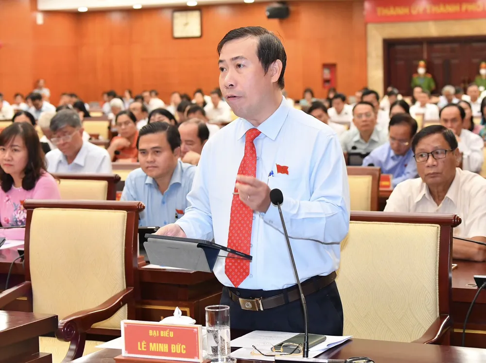 ĐB Lê Minh Đức (quận 4) chất vấn tại kỳ họp. Ảnh: VIỆT DŨNG