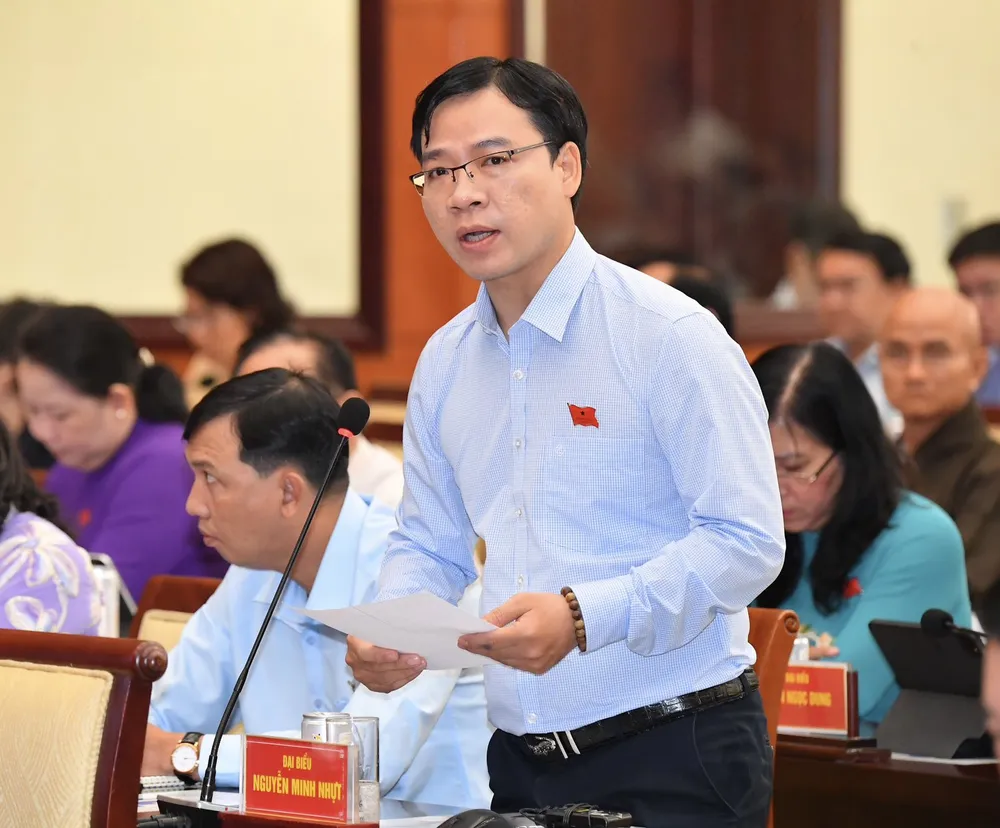 ĐB Nguyễn Minh Nhựt (huyện Hóc Môn) đặt câu hỏi tại kỳ họp. Ảnh: VIỆT DŨNG