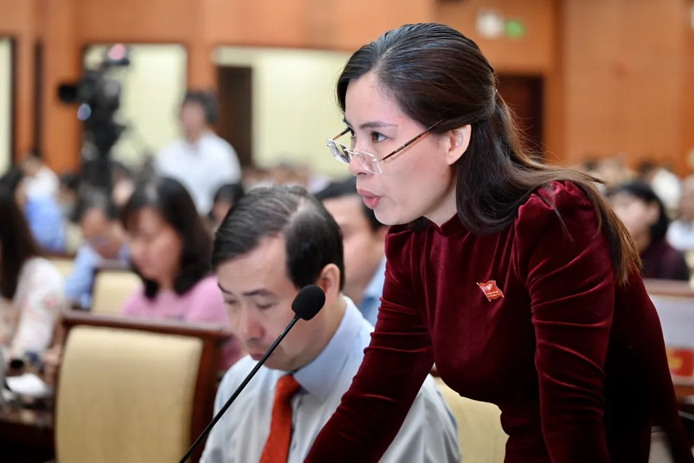 ĐB Nguyễn Thị Nga (huyện Hóc Môn) đặt câu hỏi chất vấn Giám đốc Sở Du lịch TPHCM. Ảnh: VIỆT DŨNG