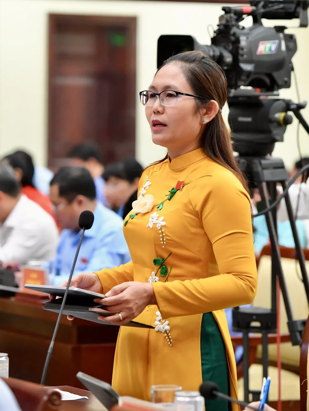 ĐB Đặng Trần Trúc Dao (Hóc Môn) chất vấn tại kỳ họp. Ảnh: VIỆT DŨNG