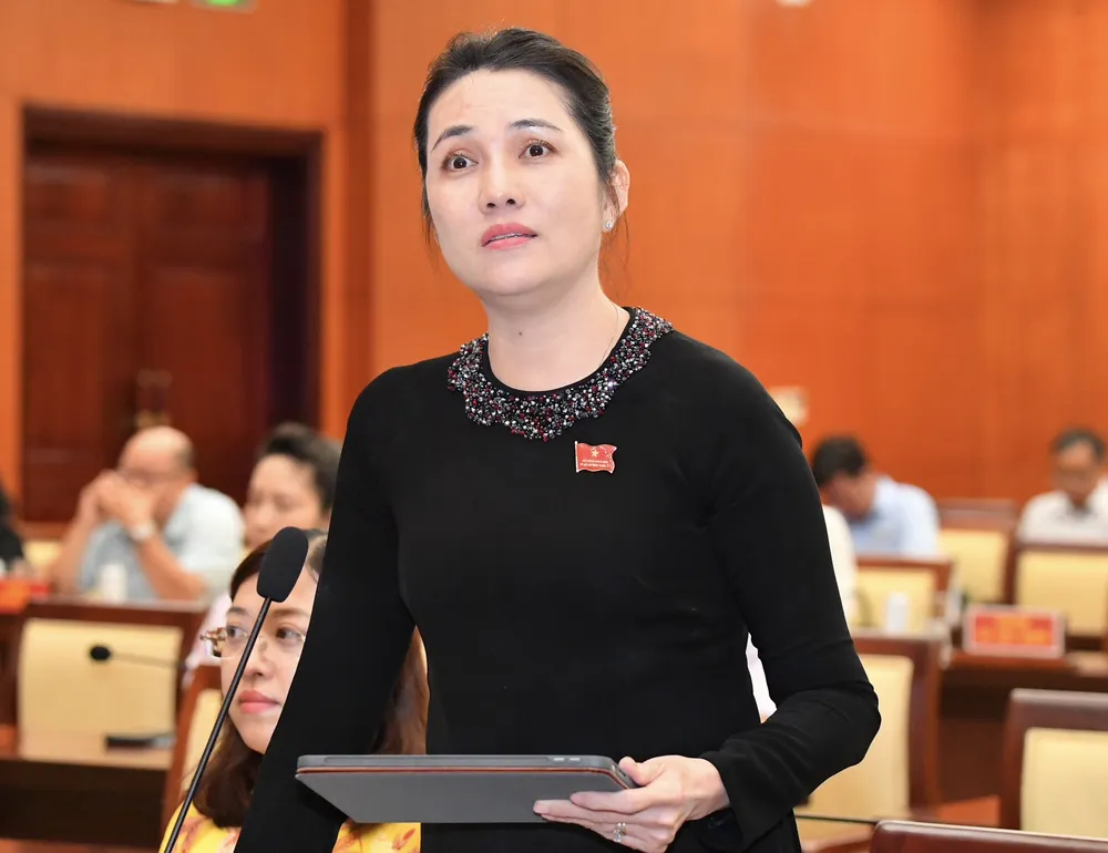 ĐB Nguyễn Thị Việt Tú (quận Bình Tân) băn khoăn về việc quản lý phố đi bộ Nguyễn Huệ. Ảnh: VIỆT DŨNG ĐB Nguyễn Thị Việt Tú (quận Bình Tân) băn khoăn về việc quản lý phố đi bộ Nguyễn Huệ. Ảnh: VIỆT DŨNG