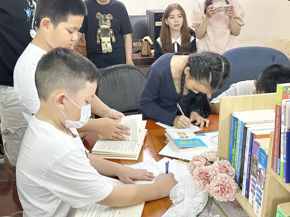 Các em nhỏ hào hứng trải nghiệm phương pháp đọc sách nhanh với chuyên gia tại Điểm đọc sách vì cộng đồng