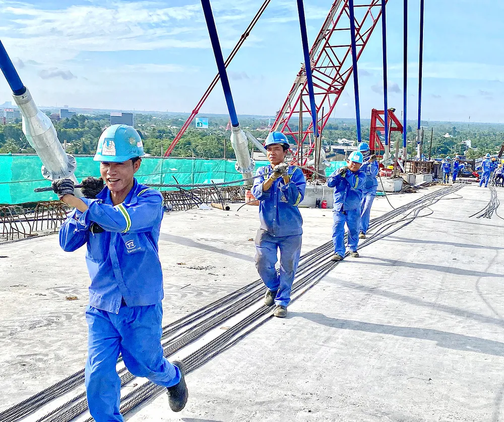 Không khí làm việc tại công trường luôn sôi nổi, tất bật