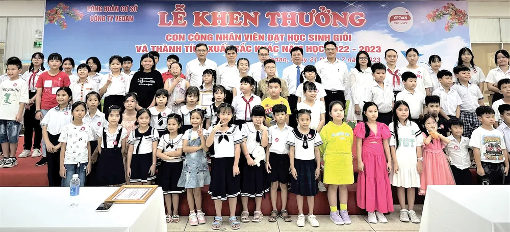 Các bé chụp ảnh lưu niệm với Ban giám đốc Vedan Việt Nam Các bé chụp ảnh lưu niệm với Ban giám đốc Vedan Việt Nam