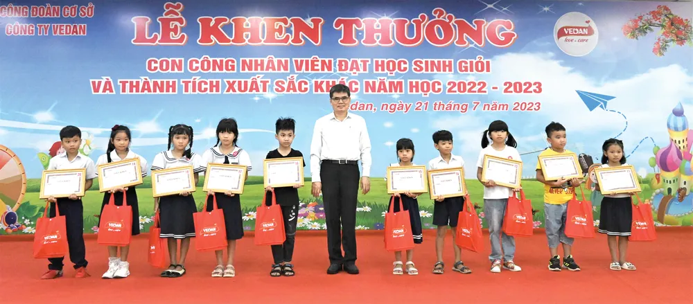 Phó Tổng giám đốc Vedan Việt Nam - ông Ko Chung Chih, trao học bổng và phần thưởng cho con em cán bộ công nhân viên Phó Tổng giám đốc Vedan Việt Nam - ông Ko Chung Chih, trao học bổng và phần thưởng cho con em cán bộ công nhân viên