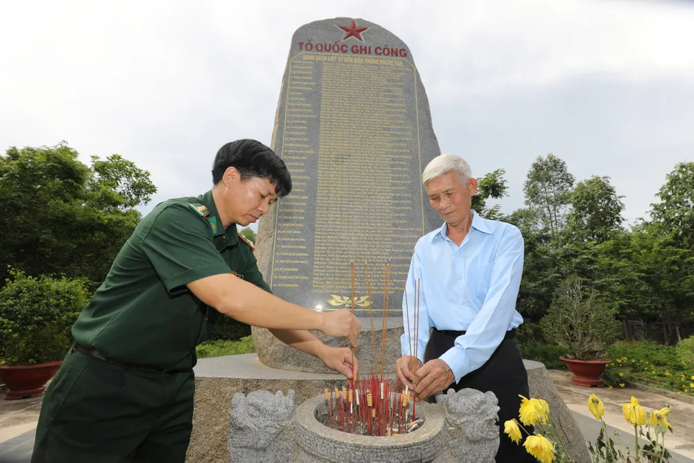 Hai thế hệ bộ đội biên phòng tại bia tưởng niệm liệt sĩ hy sinh trong chiến tranh biên giới Tây Nam, thuộc Đồn Biên phòng Phước Tân, Tây Ninh. Ảnh: DŨNG PHƯƠNG Hai thế hệ bộ đội biên phòng tại bia tưởng niệm liệt sĩ hy sinh trong chiến tranh biên giới Tây Nam, thuộc Đồn Biên phòng Phước Tân, Tây Ninh. Ảnh: DŨNG PHƯƠNG
